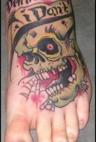 disegno colorato del tatuaggio del cranio sul collo del piede