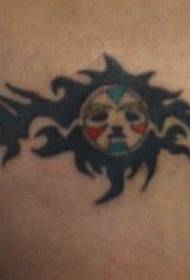 Eskumuturreko tribala eta kolore tristea aurpegi tatuaje eredua