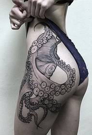 sievietes glīts melnbalto astoņkāju tetovējuma attēls