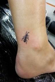 足の黒い小さなアリのタトゥーパターン