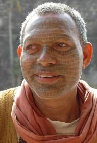modello maschile tatuaggio viso personaggio indiano