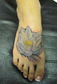 акварел бела лотос тетоважа на женскиот instep