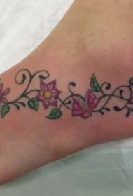 svetlý kvetina viniča tetovanie vzor na priehlavku
