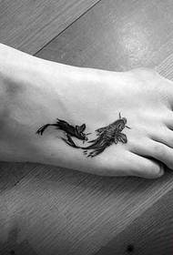 bellissimo tatuaggio in bianco e nero e sul collo del piede