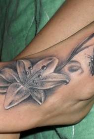 Patrón de tatuaje de lirio y mariposa de empeine