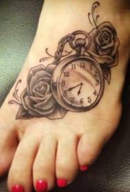 kvinnelig vrist grå klokke med rosa tatoveringsmønster