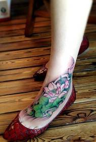 Instep lotus tatuaje zuria ere oso sexy da