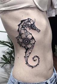 красивий малюнок татуювання гіпокампу тотем на жіночій бічній ребро