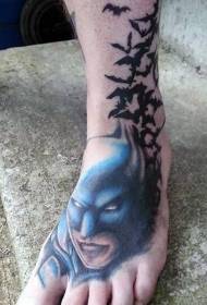 Tatuaggio di Batman e pipistrello orribile di colore sul collo del piede