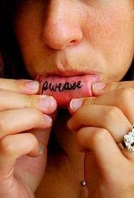 kobiece usta czarny obraz alfabetu angielskiego tatuaż