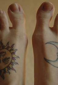 tato simbol sun lan bulan ing instep kasebut