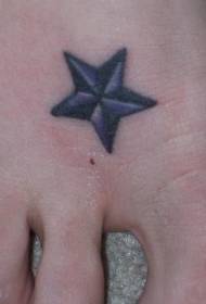 crna tetovirana zvijezda s petokrakom na početku