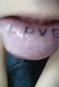 juodas minimalistinio stiliaus tatuiruotės raštas lūpų viduje