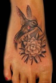 pola tato kembang hummingbird cilik ing instep kasebut