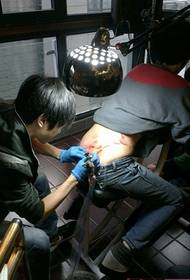 tatuażysta z powrotem w talii scena tworzenia inkfish