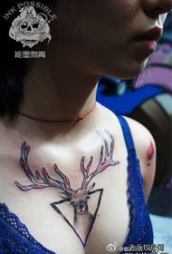 gražus elnio tatuiruotės modelis ant krūtinės 114825 - mergaitės krūtinė gražus mažos kregždės tatuiruotės modelis