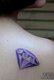 Chica hombro espalda popular color tatuaje patrón de diamantes