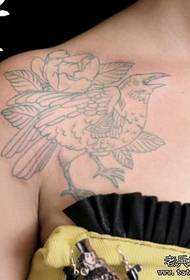 Mädchen Tattoo auf der Schulter eines Mädchens