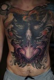 Vīrieša krūtīs ir glīts Prajnas tetovējuma raksts