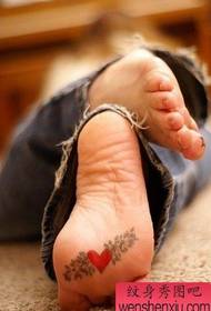 Küçük Taze Ayaklar Kırmızı Kalp Dövme Sanatı