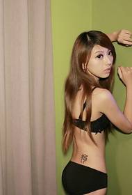 セクシーな魅力的なビキニの美しさの腰のタトゥー画像