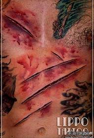 vyras priekyje krūtinės kietas alternatyvus ašaros tatuiruotės modelis