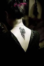 Tatuaje de escorpión no pescozo das costas da nena