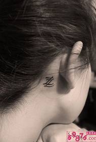 耳后黑白字母L纹身