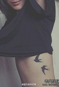 model de tatuaj înghițire talie laterală femeie