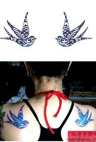 A tetováló bemutató bár szimmetrikus vállnyelési tetoválásmintát ajánlott