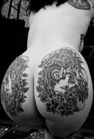 मादक मुलगी गाढव सुंदर काळा आणि पांढरा फ्लॉवर द्राक्षांचा वेल टॅटू चित्र