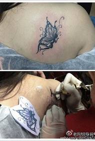 여자의 어깨와 아름다운 나비 문신 패턴