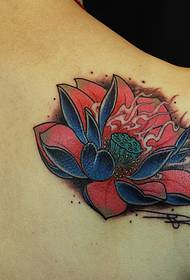 όμορφη εικόνα τατουάζ λωτού στον ώμο της κοπέλας