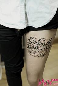 foto di tatuaggio inglese di carattere gamba lunga