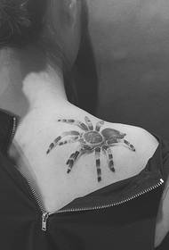spalle sexy della dea con un tatuaggio 3d di ragno