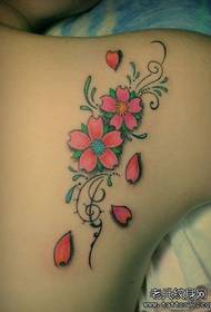 Οι ώμοι του κοριτσιού όμορφο χρώμα κερασιού τατουάζ μοτίβο άνθη