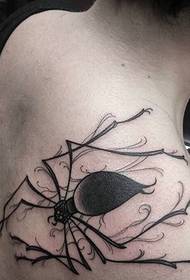 μια φωτογραφία τατουάζ ατομικής αράχνη σέρνεται πάνω από τον ώμο