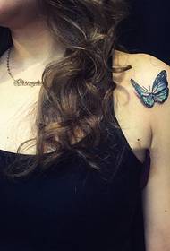 Tatuering för fjärils 3d på tjejens axel