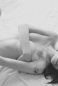 beauty tetovaža lotosa na prsima