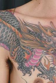 肩越しに伝統的な邪悪なドラゴンのタトゥーパターンは非常に強力です