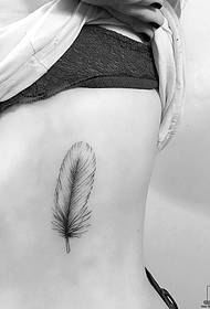 flanka talio bela malgranda freŝa plumo tatuaje ŝablono
