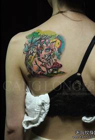 Frumusețea din spatele umerilor tendința modelului de tatuaj de elefant frumos