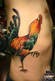 egy kakas tetoválás az derék oldalán