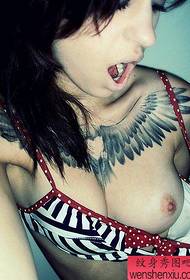 tatuaje de color de pecho de mujer funciona