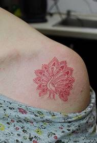 црвен паун убава шема на тетоважа на рамо
