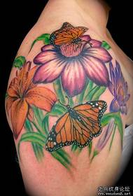 Obrázok ukážky tetovania: obrázok vzoru tetovania cez rameno lily