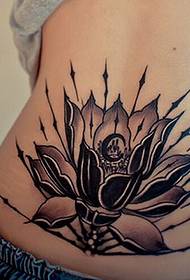 kreativt vakkert svart lotus tatoveringsmønster med lav midje