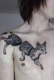 vīriešu personības plecu mugurā vilku tetovējums darbojas