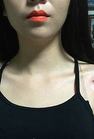 piger dobbelt skulderfarve fempunktsstjerne tatoveringsmønster