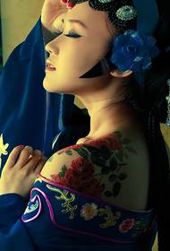 kostuum drama mooie charmante schouder kleur bloem tattoo patroon foto